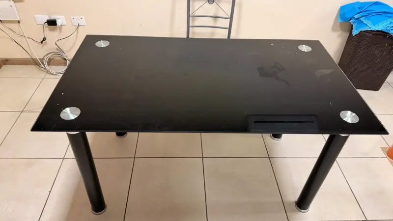 Mesa de comedor moderna de vidrio negro - 2