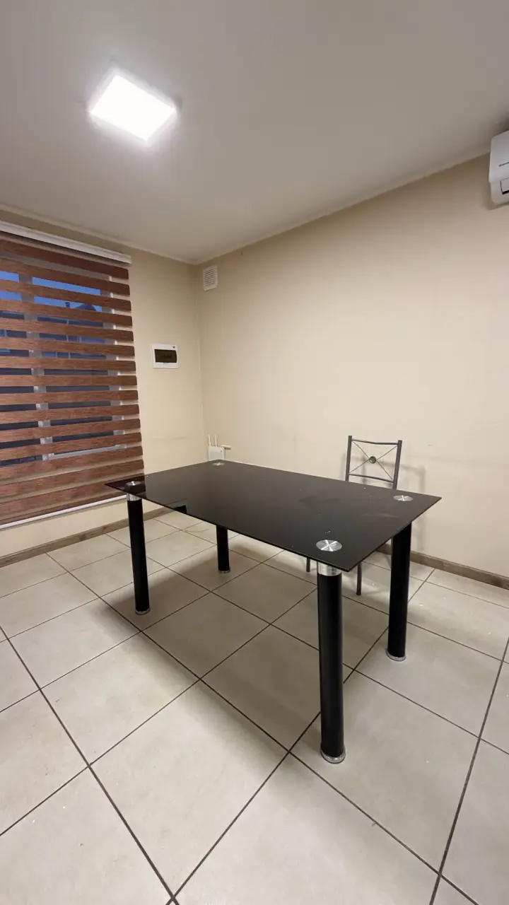 Mesa de comedor moderna de vidrio negro - 3