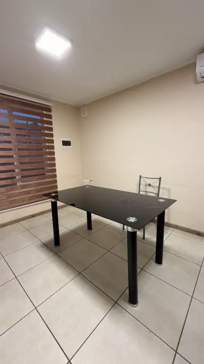 Mesa de comedor moderna de vidrio negro - miniatura 3