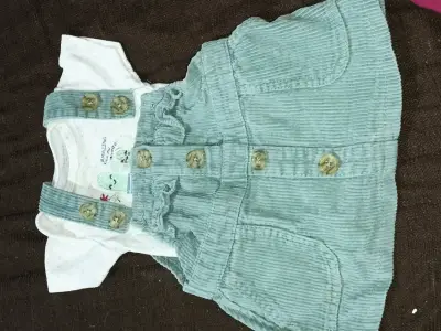 Conjunto de bebé con jardinera verde - miniatura 1