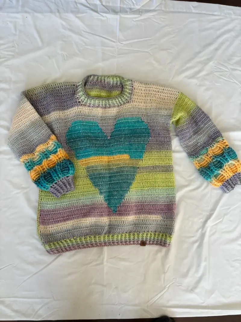 Suéter tejido a mano con diseño de corazón - 1
