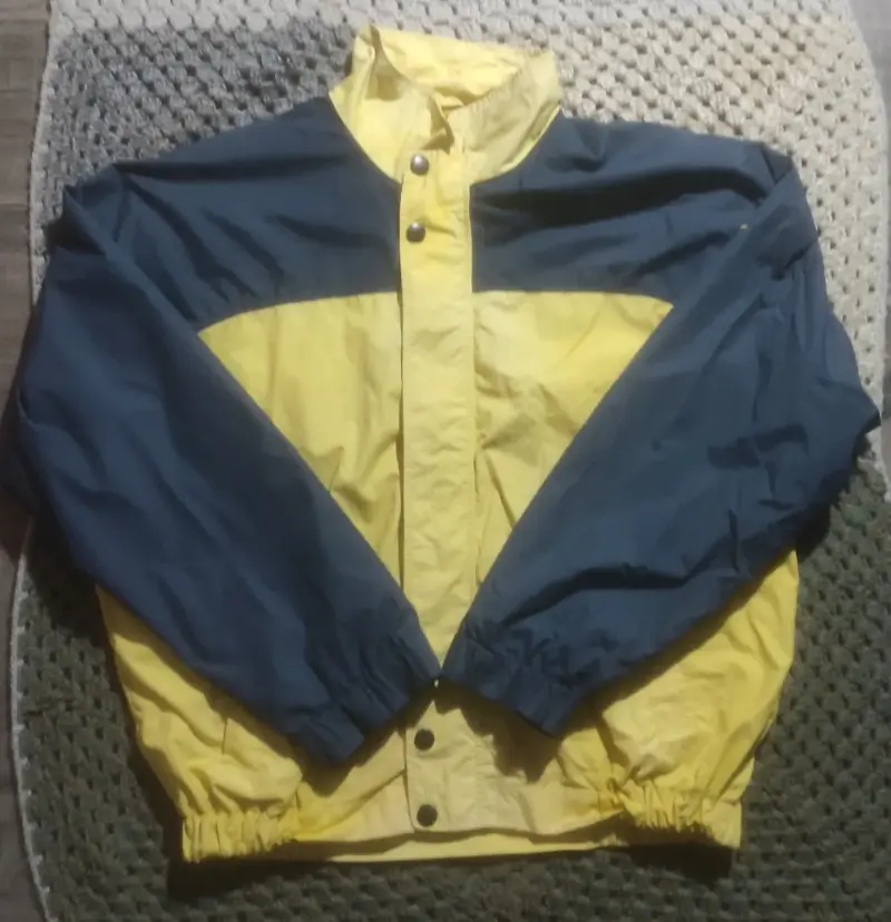 Chaqueta cortaviento bicolor amarillo y azul