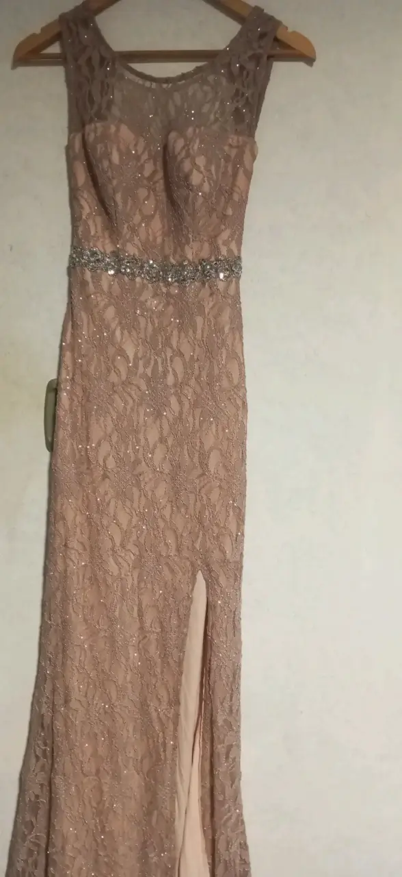 Vestido elegante negro con diseño dorado - 2