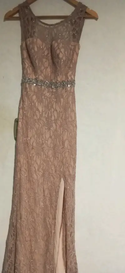 Vestido elegante negro con diseño dorado - miniatura 2
