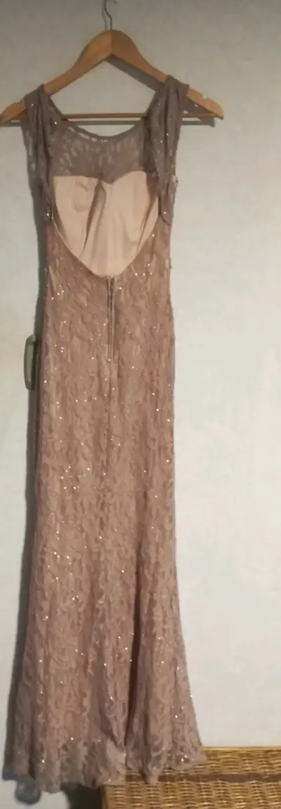 Vestido elegante negro con diseño dorado - miniatura 3