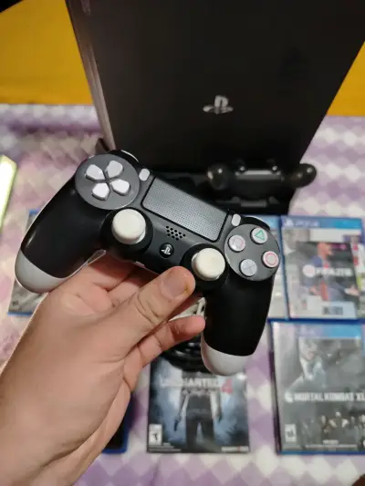 Consola PlayStation 4 pro con juegos y accesorios - miniatura 2