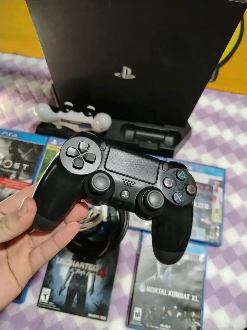 Consola PlayStation 4 pro con juegos y accesorios - 3