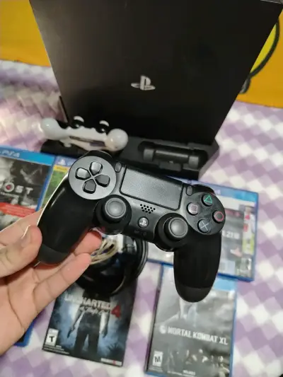 Consola PlayStation 4 pro con juegos y accesorios - miniatura 3