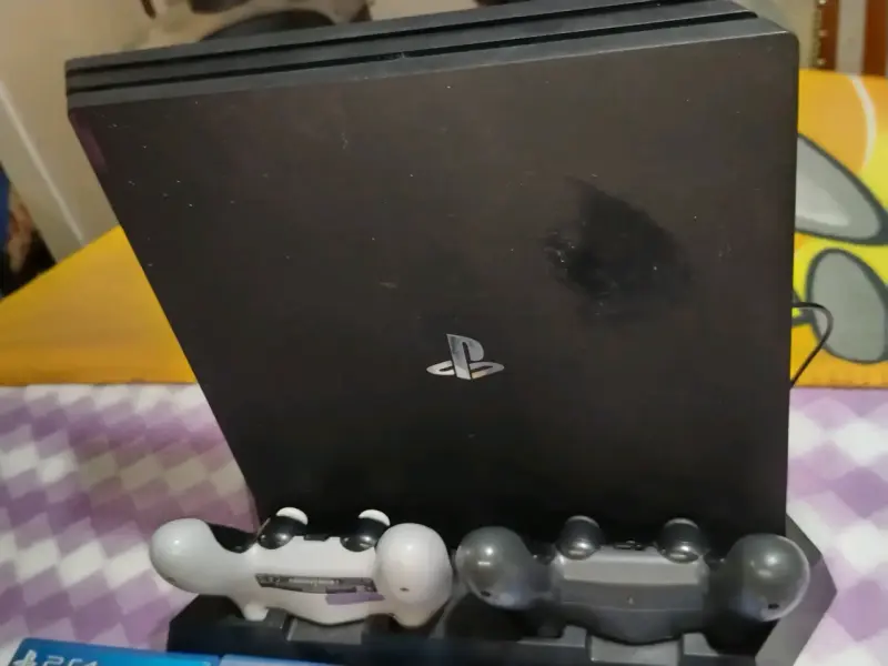 Consola PlayStation 4 pro con juegos y accesorios - 4