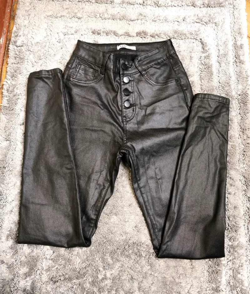 Pantalones de cuero sintético negros para mujer - 1