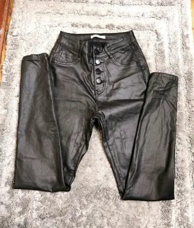 Pantalones de cuero sintético negros para mujer - miniatura 1