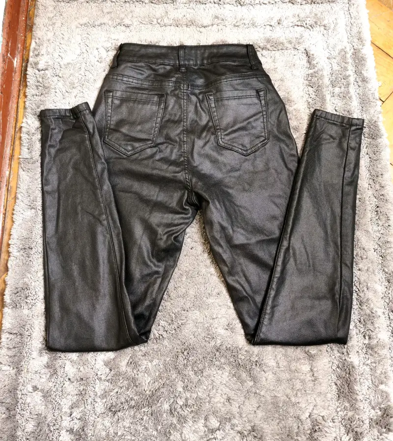 Pantalones de cuero sintético negros para mujer - 3