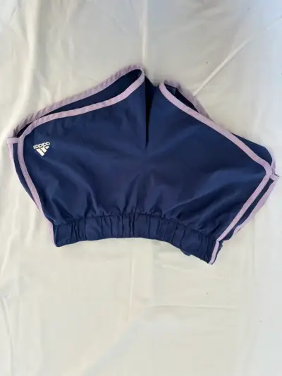 Shorts deportivos adidas azul con ribete rosa - miniatura 1