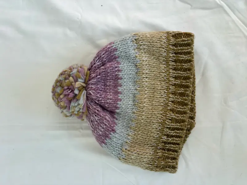 Gorro de lana multicolor con pompón