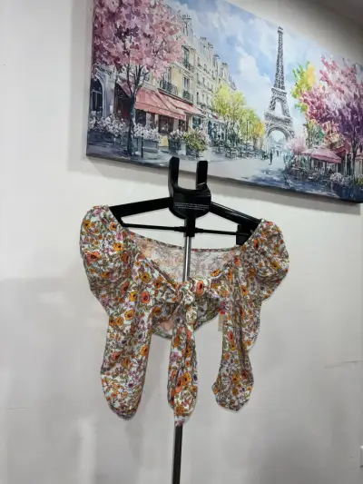 Blusa floral con lazo y mangas abullonadas - miniatura 1