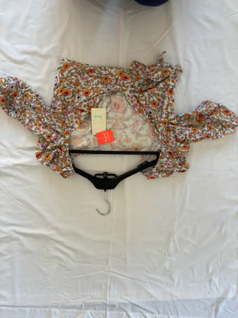 Blusa floral con lazo y mangas abullonadas - 3
