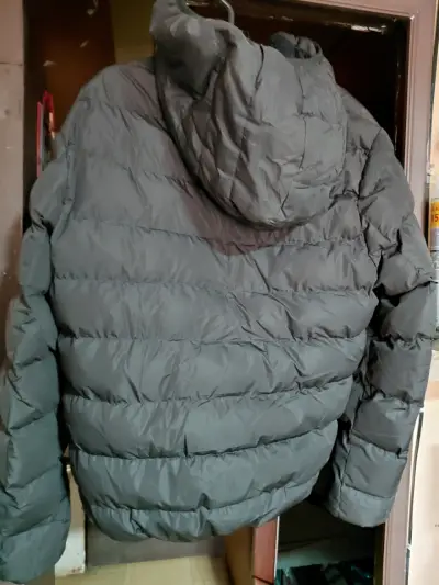 Chaqueta acolchada gris con capucha - miniatura 1