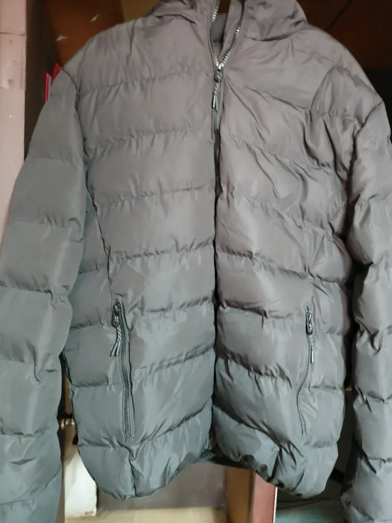 Chaqueta acolchada gris con capucha - 3