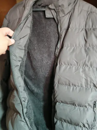 Chaqueta acolchada gris con capucha - miniatura 5