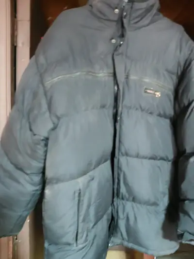 Chaqueta acolchada negra para invierno - miniatura 3