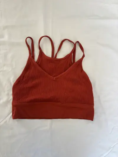 Top deportivo rojo con tirantes delgados nike - miniatura 1