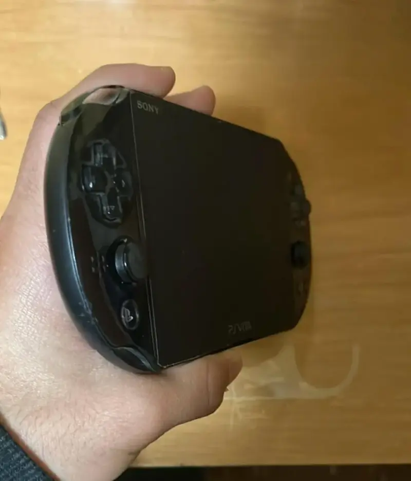 Consola portátil Sony PS Vita en buen estado - 2