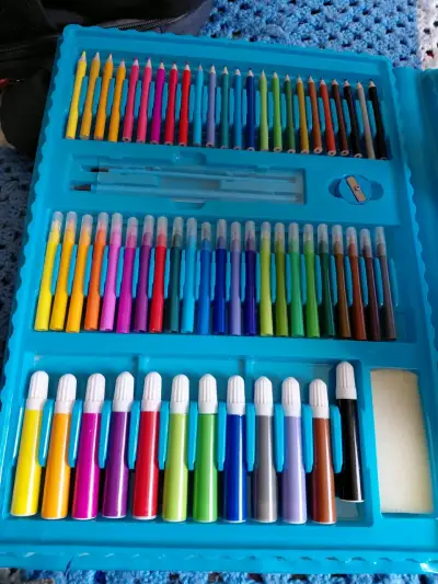 Set de arte con lápices y marcadores - miniatura 1