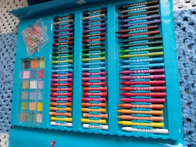 Set de arte con lápices y marcadores - miniatura 2