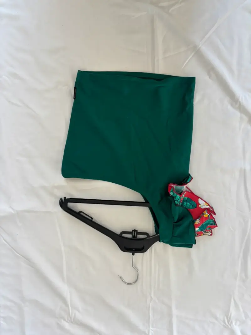 Blusa verde con detalle floral - 1