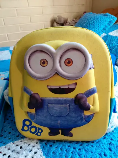 Mochila infantil Minions Bob amarilla - miniatura 1
