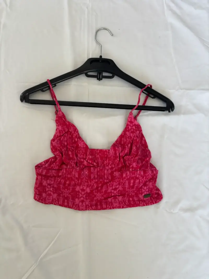 Top corto rosa con tirantes delgados - 1