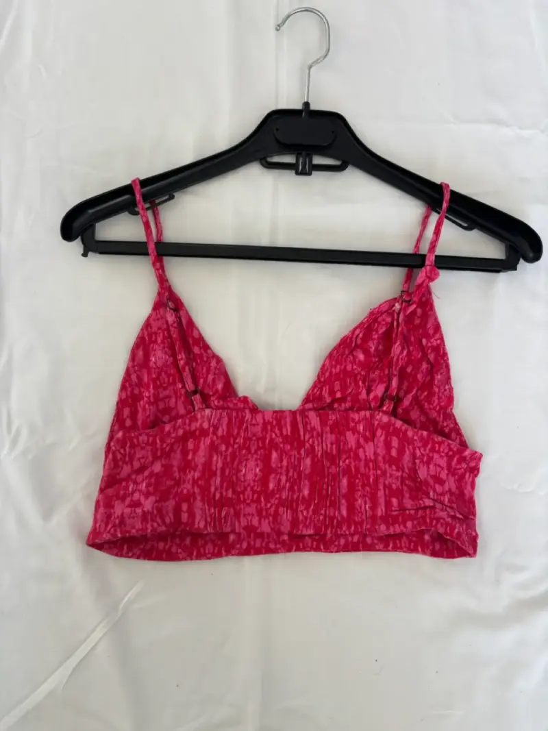 Top corto rosa con tirantes delgados - 2