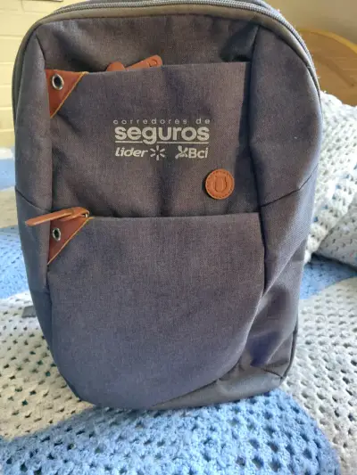 Mochila gris con detalles de cuero - miniatura 1