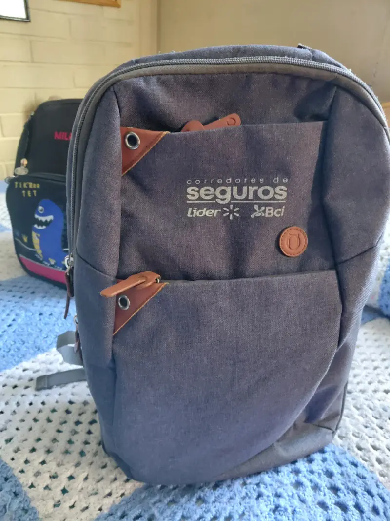 Mochila gris con detalles de cuero - 2