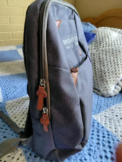 Mochila gris con detalles de cuero - miniatura 3