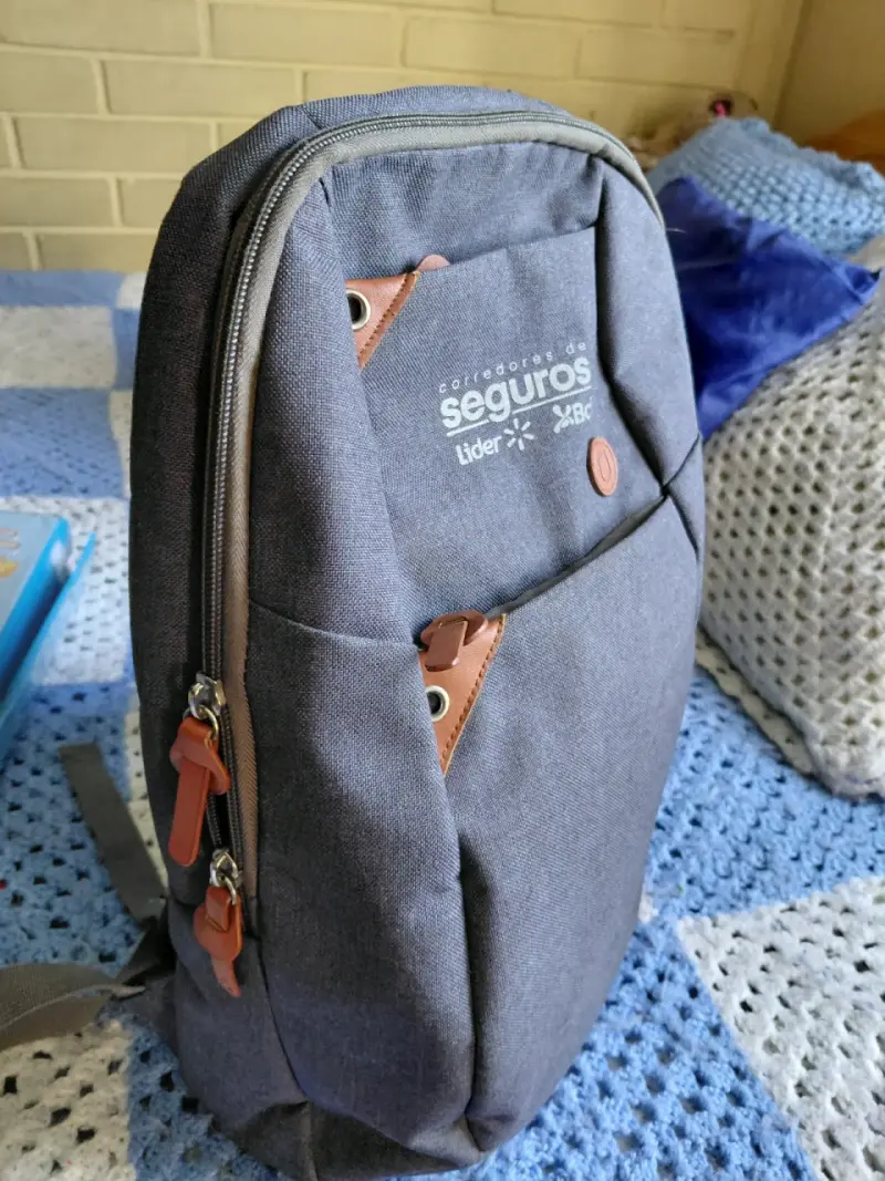 Mochila gris con detalles de cuero - 4