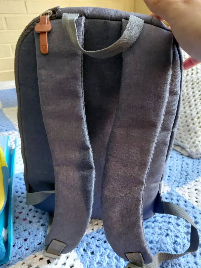 Mochila gris con detalles de cuero - 5