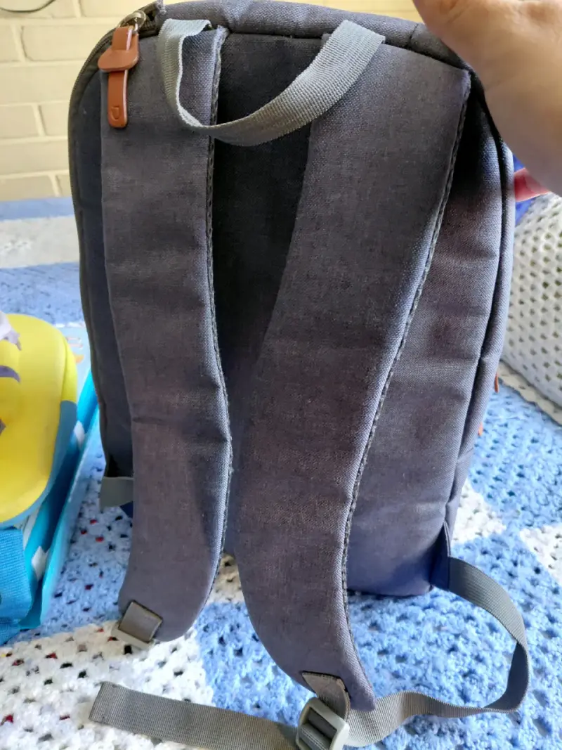 Mochila gris con detalles de cuero - 6