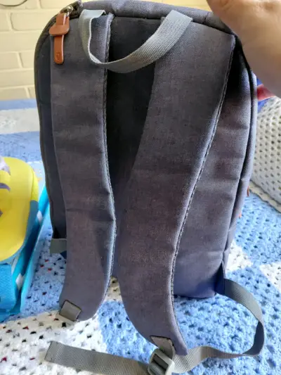 Mochila gris con detalles de cuero - miniatura 6