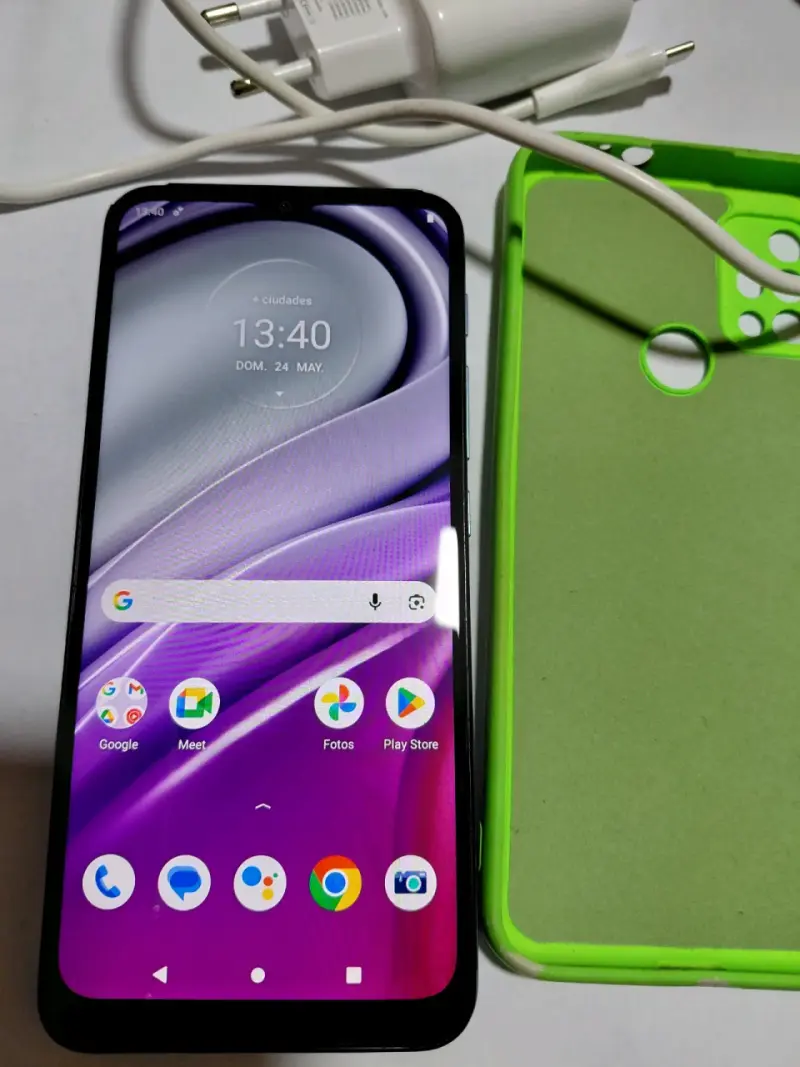 Smartphone Motorola con funda verde y cargador - 1