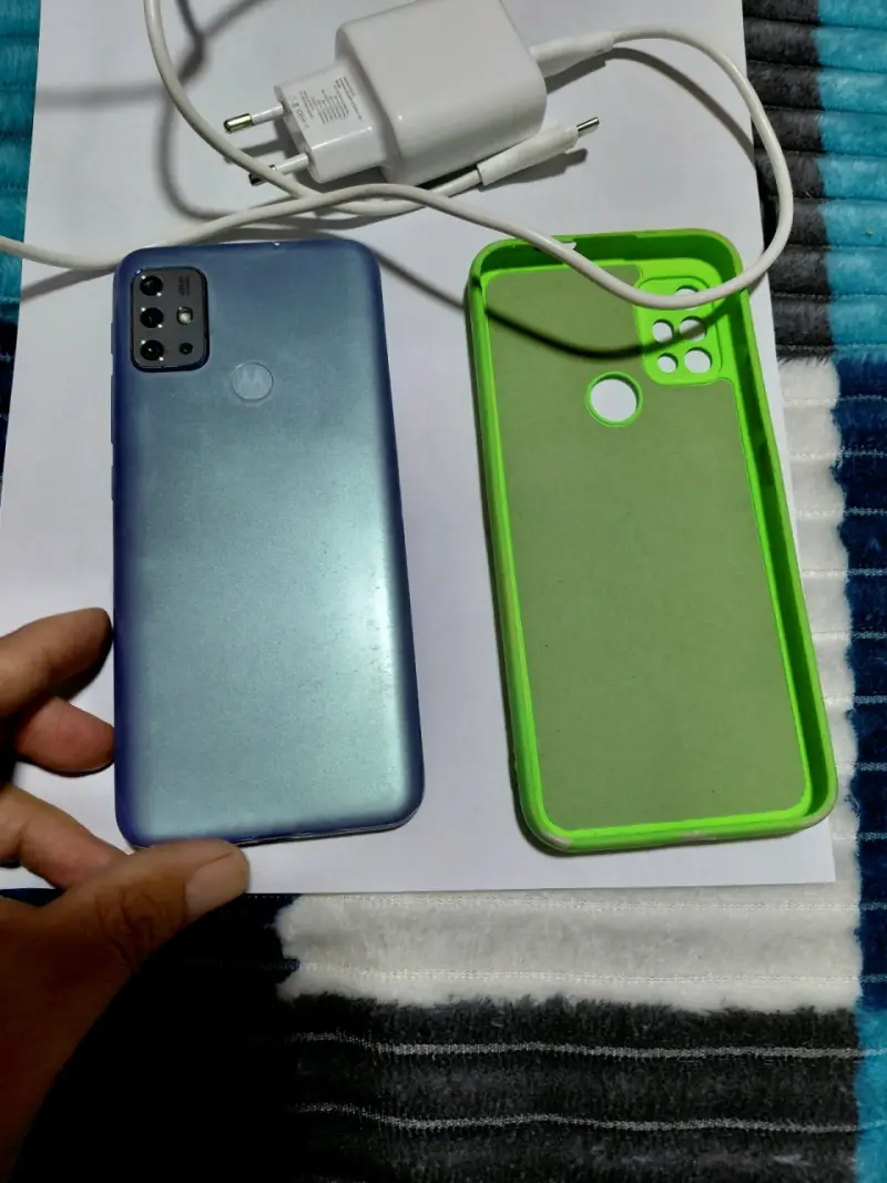 Smartphone Motorola con funda verde y cargador - 2