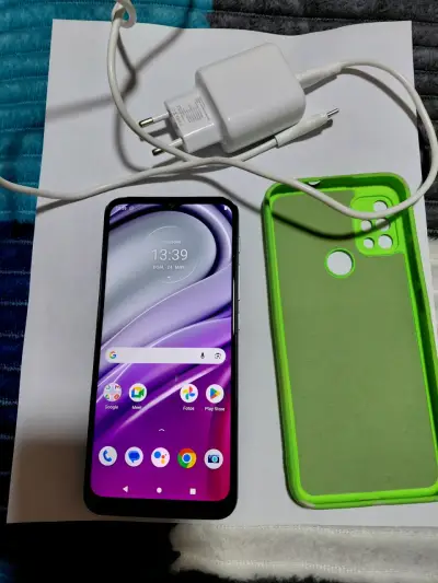 Smartphone Motorola con funda verde y cargador - miniatura 4