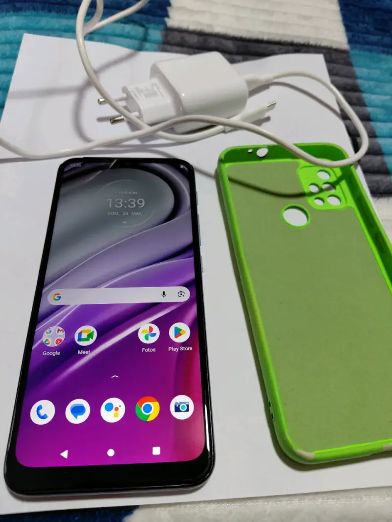 Smartphone Motorola con funda verde y cargador - 5