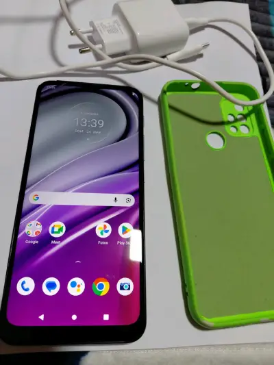 Smartphone Motorola con funda verde y cargador - miniatura 6