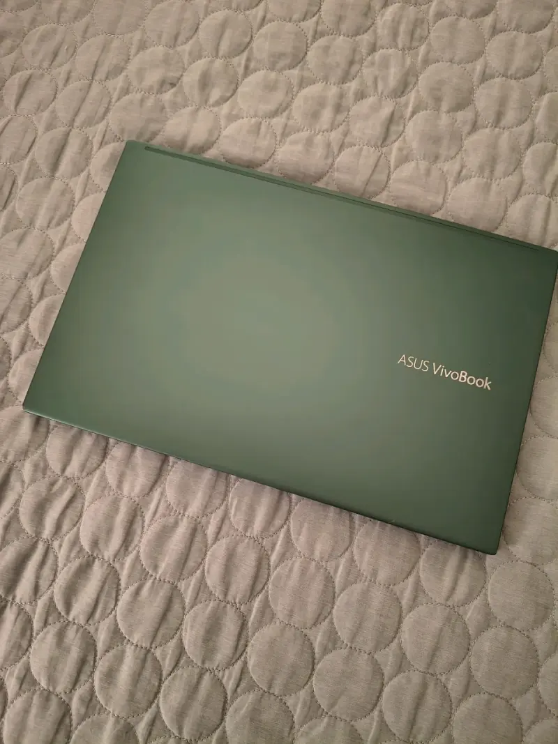 Laptop ASUS VivoBook verde en buen estado - 1