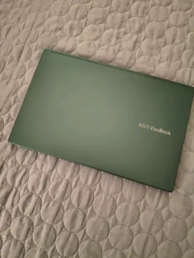 Laptop ASUS VivoBook verde en buen estado - miniatura 1