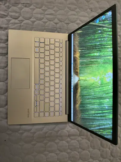 Laptop ASUS VivoBook verde en buen estado - miniatura 4