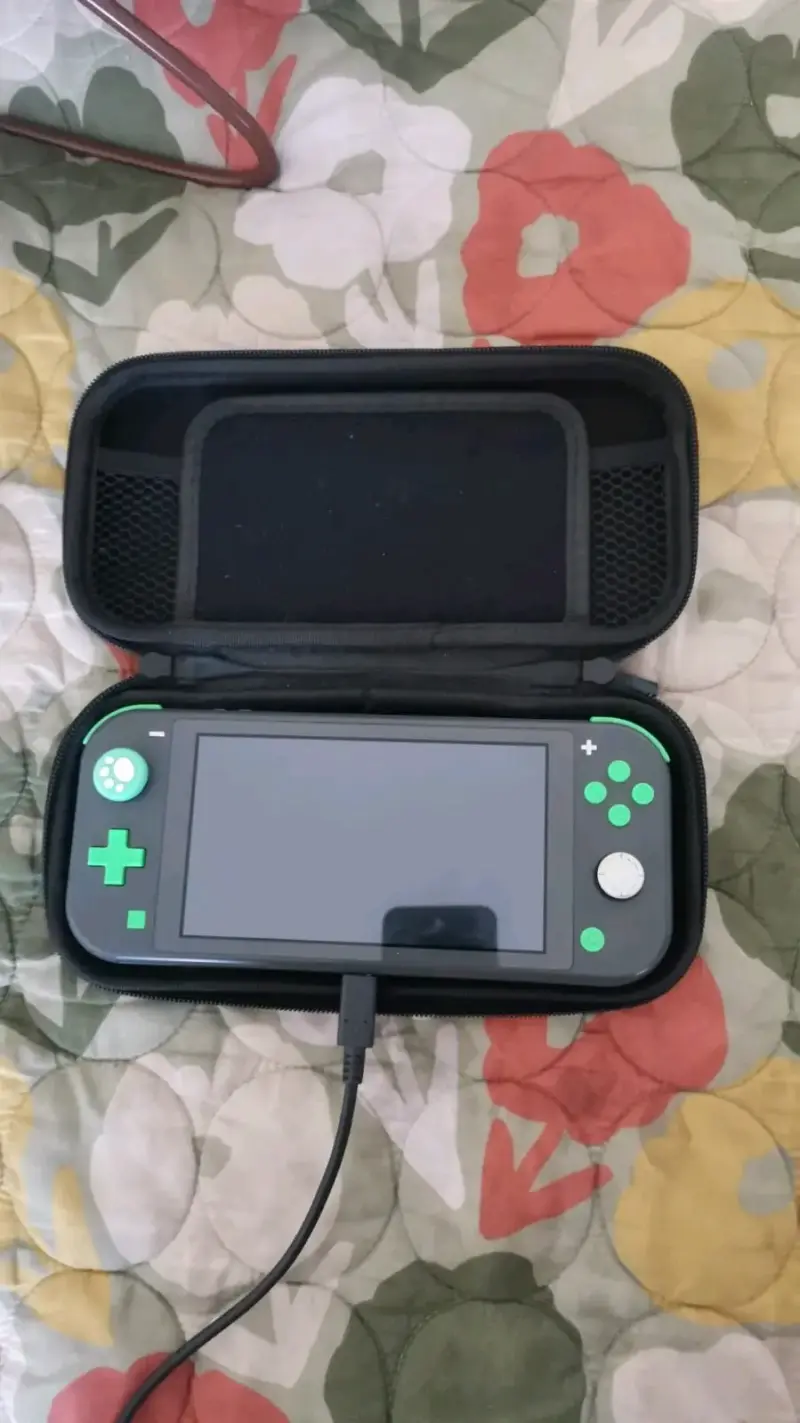 Consola Nintendo Switch Lite con estuche rígido - 4
