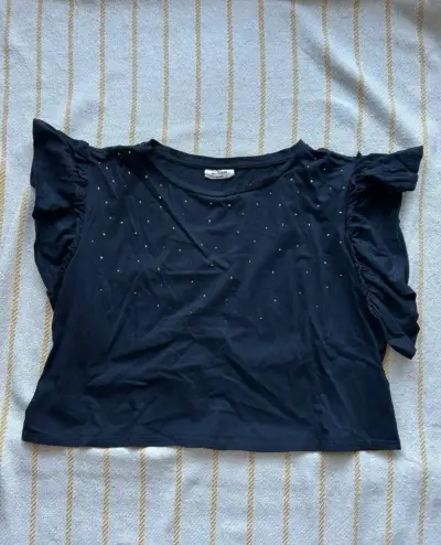 Polera negra con volantes y detalles brillantes - miniatura 1