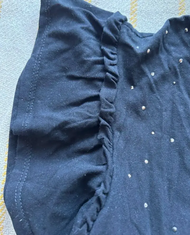 Polera negra con volantes y detalles brillantes - 2